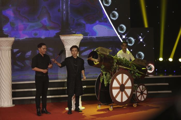 ky tai lo dien thanh bach moi ao thuat gia nguyen duc nha dan dung dam cuoi lan thu 25 cua minh