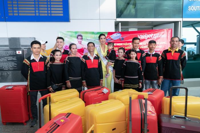 ba con dong bao e de tien hoa hau hhen nie len duong chinh chien ngoi vi cao nhat tai miss universe 2018