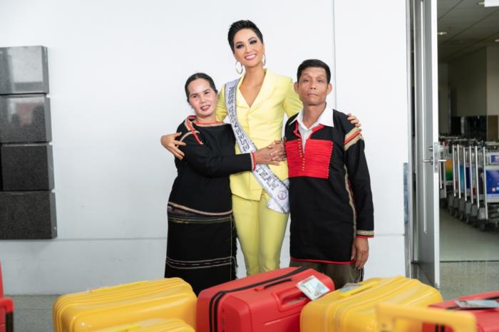 ba con dong bao e de tien hoa hau hhen nie len duong chinh chien ngoi vi cao nhat tai miss universe 2018