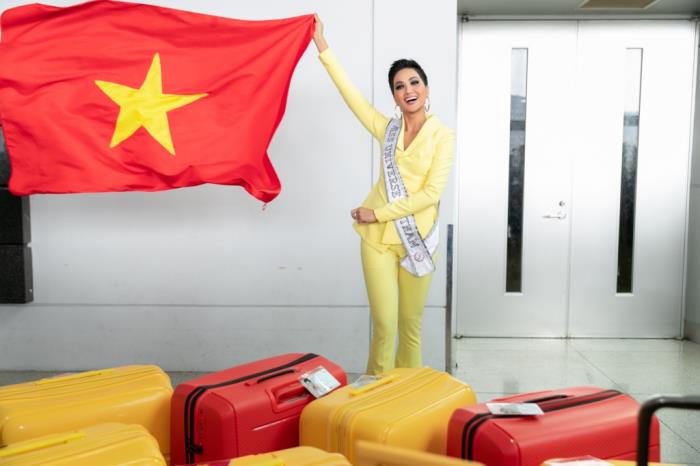ba con dong bao e de tien hoa hau hhen nie len duong chinh chien ngoi vi cao nhat tai miss universe 2018