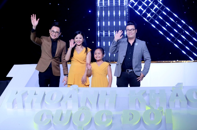 Host Hamlet Truong MC Phuong Hieu va 2 me con be Kim Thu 2 Bé Nắng Kim Thư được mẹ phát hiện năng khiếu từ năm 2 tuổi