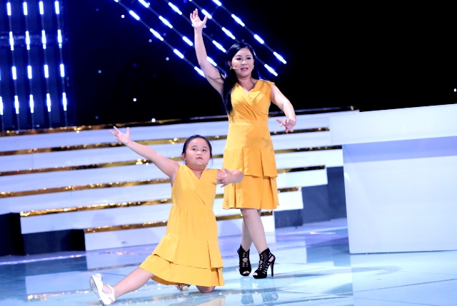 Be Kim Thu va me Ngoc Nga 1 Bé Nắng Kim Thư được mẹ phát hiện năng khiếu từ năm 2 tuổi