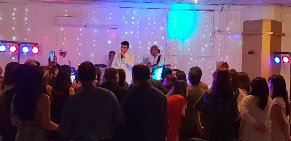 Bị bắt gặp trên đường phố châu Âu, Đan Trường thoải mái chụp hình cùng fan 1