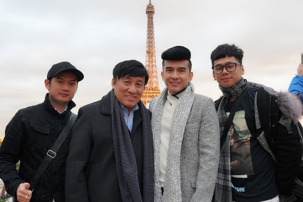 Xuất hiện trên đường phố châu Âu, nhiều khán giả đã nhận ra Đan Trường và xin chụp hình cùng nam ca sĩ.