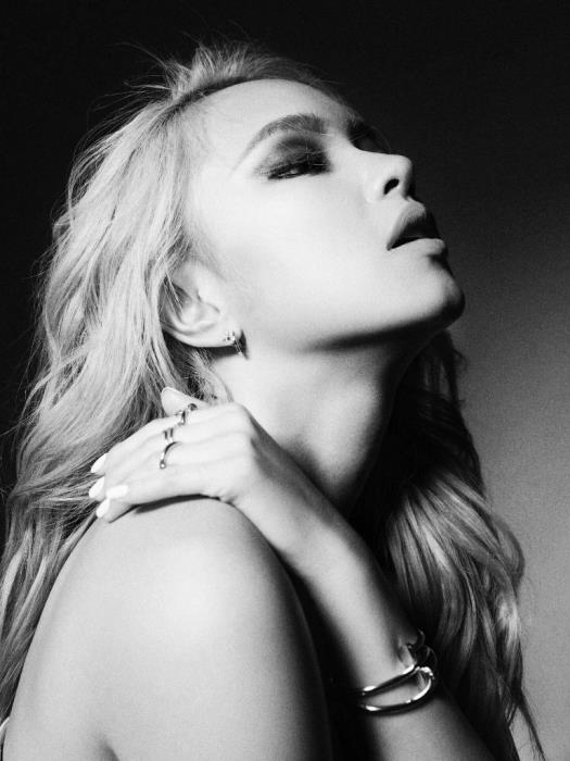 chau bui kelbin lei bien hoa voi trang suc juste un clou cua cartier