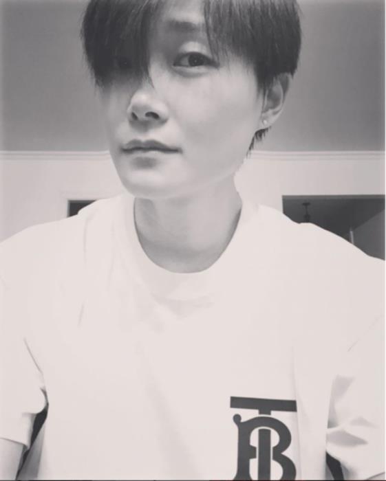 chiec ao thun burberry duoc cac sao san don da lo dien