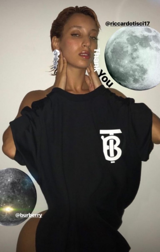 chiec ao thun burberry duoc cac sao san don da lo dien