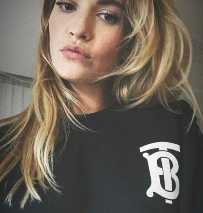 chiec ao thun burberry duoc cac sao san don da lo dien