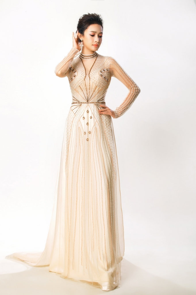 choang truoc ve dep nu tinh banh beo cua le be la voi ao dai minh chau