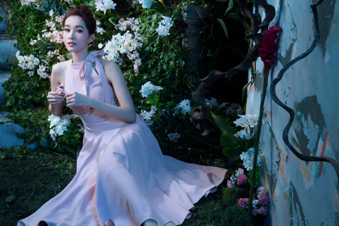 Thương hiệu thời trang Elise tiếp tục khiến bao người say đắm với những khoảnh khắc mới tuyệt vời từ BST Xuân Hè. 