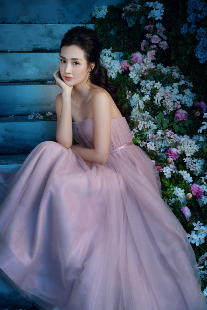 Người đẹp Helly Tống quyến rũ đầy mê hoặc với đầm cúp ngực. Chiếc váy được thiết kế cắt cúp tạo form hoàn hảo khiến các tín đồ thời trang không thể rời mắt.