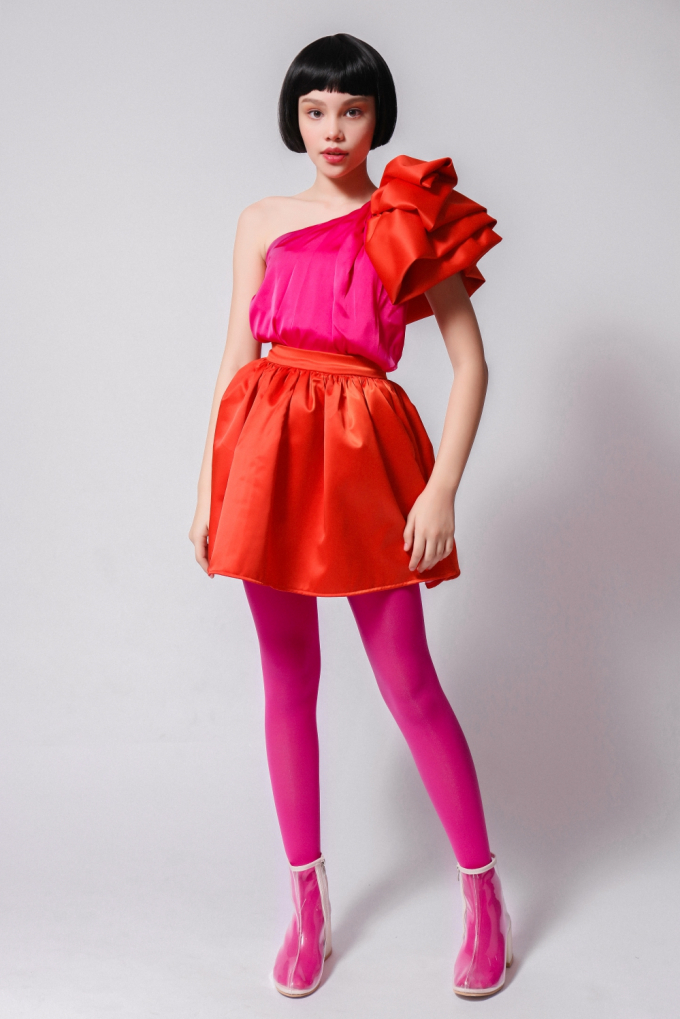 Thiết kế lệch vai với điểm nhấn là phần lượn sóng mềm mại. Nhà mốt lăng xê bốt nhựa trong suốt - hot trend của năm 2018.