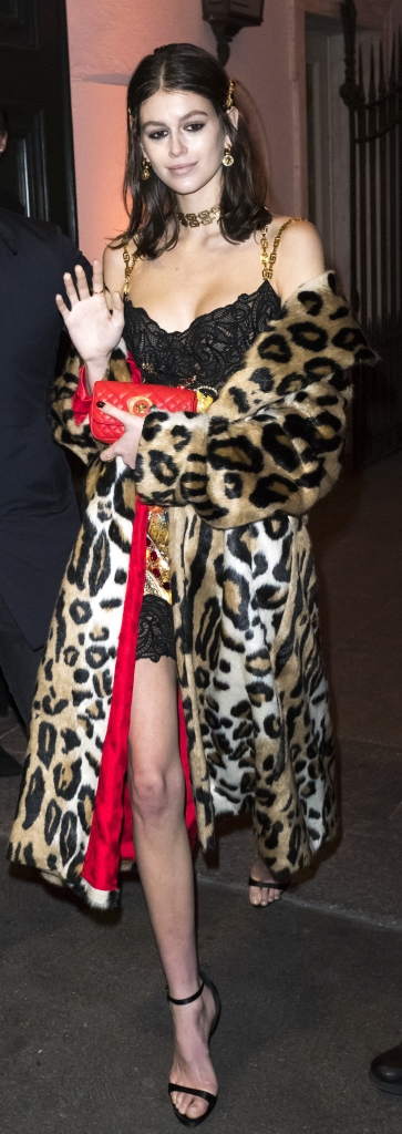 dan my nhan dot nong duong pho milan voi gout thoi trang sanh dieu versace