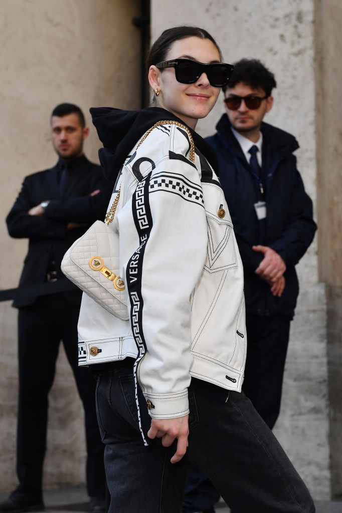 dan my nhan dot nong duong pho milan voi gout thoi trang sanh dieu versace