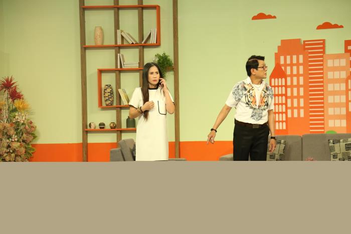 Khi đang quay mở đầu thì nữ diễn viên Đào Vân Anh không thể tập trung được vì lo nói chuyện điện thoại với cô giáo của con mình. 