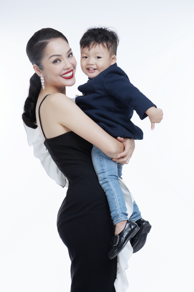 duong cam lynh hanh phuc ben con trai hai tuoi khau khinh