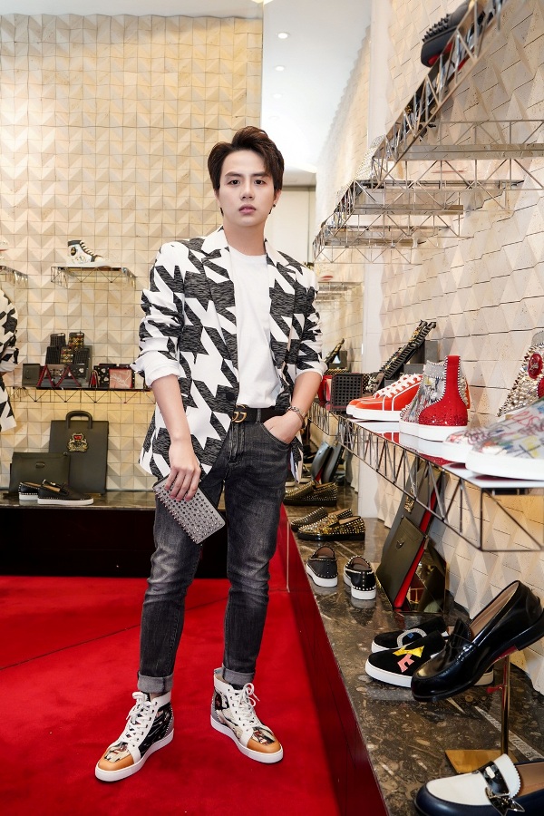 Không chỉ thu hút dàn 'nữ hoàng sắc đẹp', sự kiện&nbsp;còn có sự xuất hiện cả các sao nam như Will hay Duy Khánh.&nbsp;Quán quân Gương mặt thân quen 2018 tiết lộ mình 'nghiện'&nbsp;giày của nhiều thương hiệu tới mức có nhiều bộ sưu tập phải 'tậu'&nbsp;2-3 đôi.