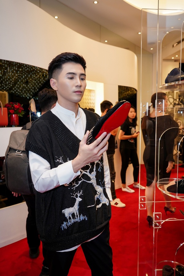 Không chỉ hứng thú với các mẩu giày nam nạm đinh tán cho các tiết mục trình diễn trên sân khấu hay dự sự kiện, Will còn ấn tượng với các mỹ nhân diện giày gót đỏ.&nbsp;