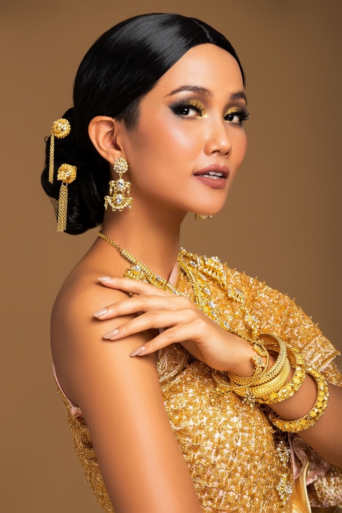 hoa than thanh co gai thai hhen nie gui loi chao den miss universe 2018