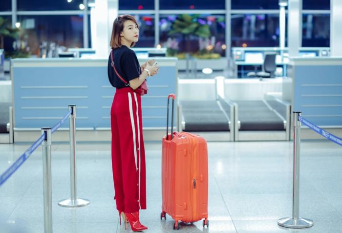 hoang oanh chat lu den han tham du seoul fashion week