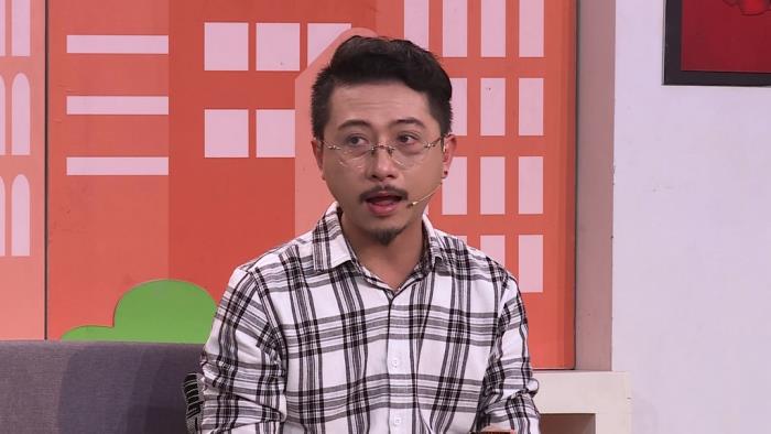 Để giải thích về việc luôn gần điện thoại và sạc dự phòng bên người, Hứa Minh Đạt cho rằng sử dụng điện thoại sẽ rất tiện lợi và kéo gần khoảng cách đối với những người đang bị cách xa về mặt địa lý. 