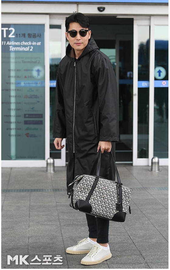 Jun Vu thanh lịch đậm chất Ý với họa tiết mới Gancini của nhà Salvatore Ferragamo - Ảnh 4.