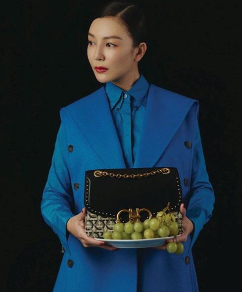 Jun Vu thanh lịch đậm chất Ý với họa tiết mới Gancini của nhà Salvatore Ferragamo - Ảnh 5.