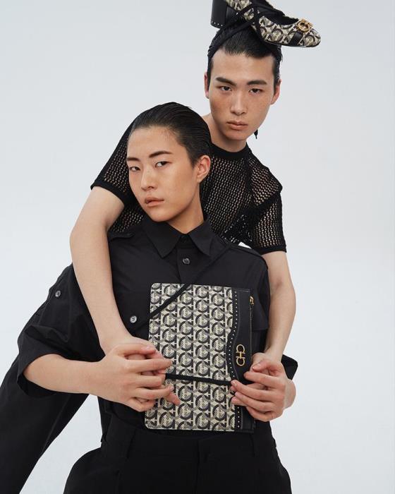 Jun Vu thanh lịch đậm chất Ý với họa tiết mới Gancini của nhà Salvatore Ferragamo - Ảnh 6.