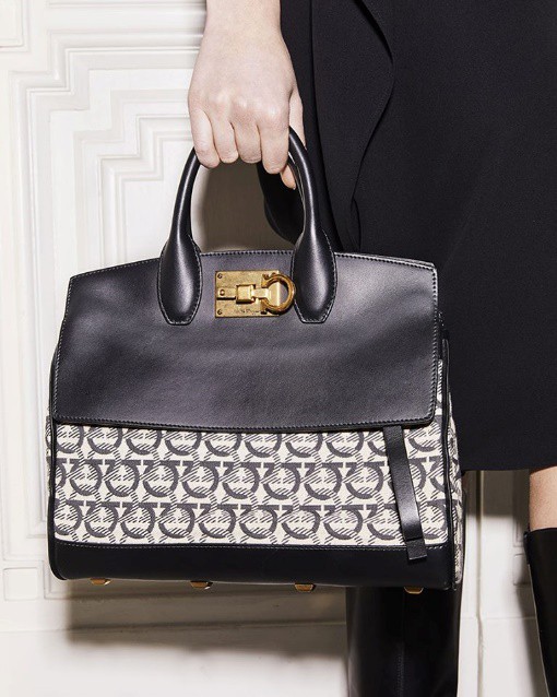 Jun Vu thanh lịch đậm chất Ý với họa tiết mới Gancini của nhà Salvatore Ferragamo - Ảnh 7.