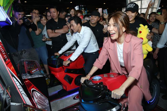 Mỹ Tâm và Mai Tài Phến 'lầy lội'&nbsp;đi cinetour&nbsp;cảm ơn khán giả sau thành công của&nbsp;'Chị trợ lý của anh' 3