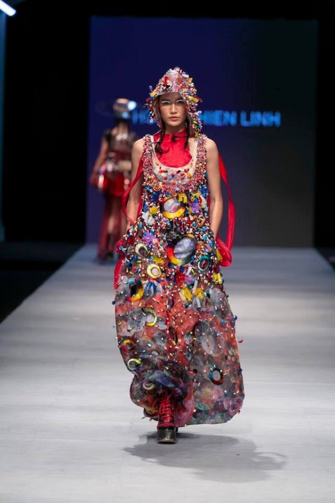 ngoc anh lien tuc giu vi tri quan trong tai tuan le thoi trang quoc te 2018