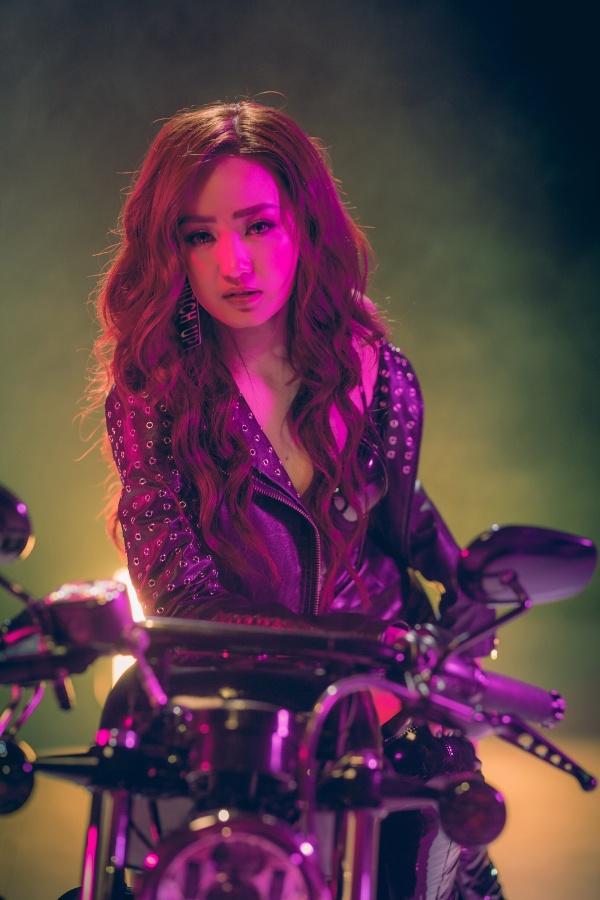 MV Biết đâu anh gặp may&nbsp;(#BDAGM) của Ngọc Kayla sẽ chính thức được ra mắt vào ngay 16/12 tới đây.