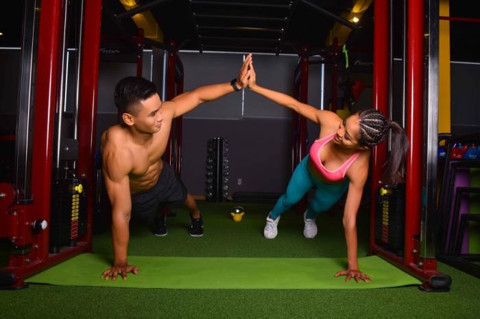 nha mien anh tuan khoe dang manh khoe nang dong trong phong gym