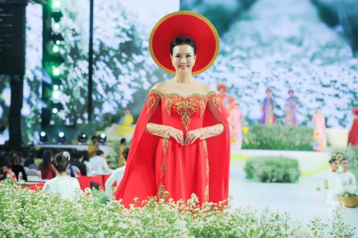 ntk ngo nhat huy mang ca khong gian hoi an toi thanh pho mang ten bac qua ta ao dai