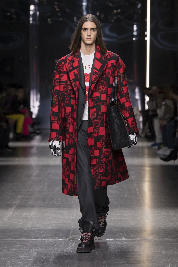 show dien thu dong 2019 cua versace tai tuan le thoi trang milan