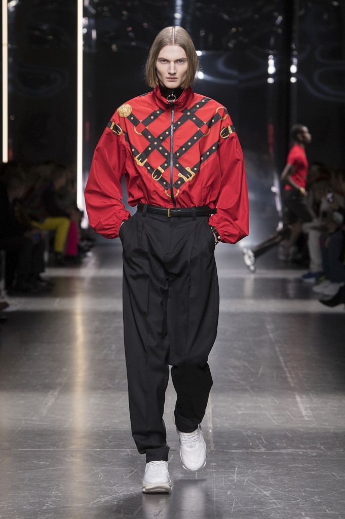 show dien thu dong 2019 cua versace tai tuan le thoi trang milan