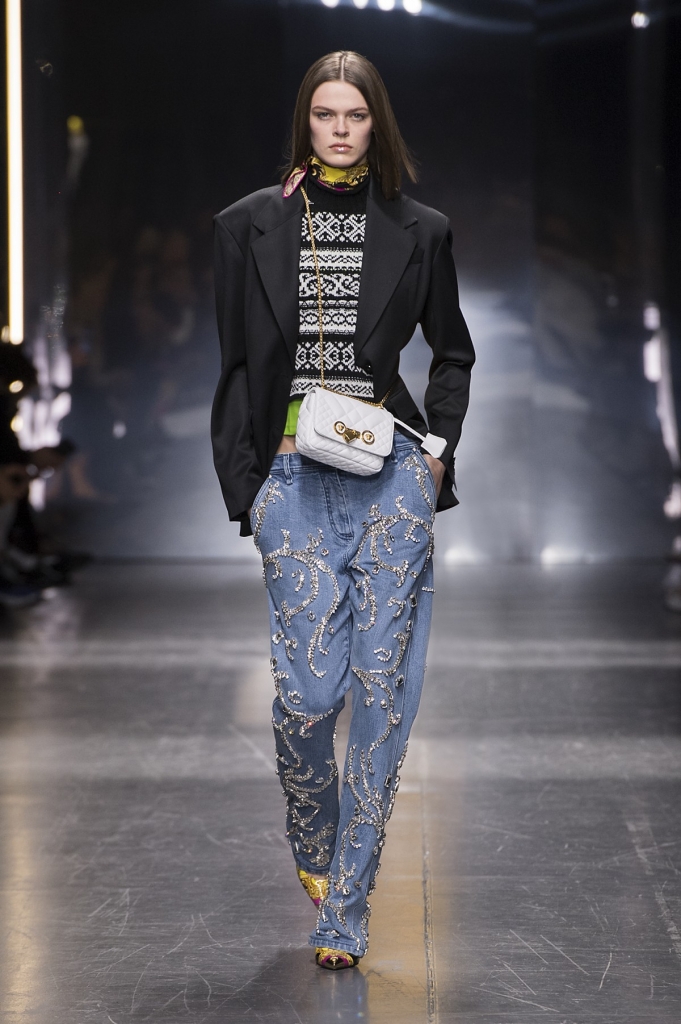 show dien thu dong 2019 cua versace tai tuan le thoi trang milan