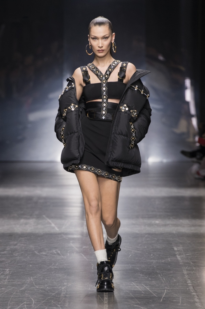 show dien thu dong 2019 cua versace tai tuan le thoi trang milan