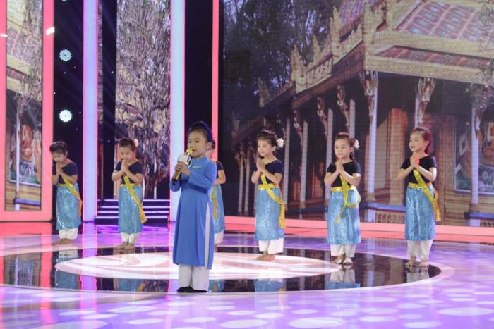 'Thần đồng Bolero' Bùi Quốc Huy xuất sắc chinh phục Ban bình luận trong đêm Gala 'Biệt tài tí hon' mùa 2 than dong bolero bui quoc huy xuat sac chinh phuc ban binh luan trong dem gala biet tai ti hon mua 2