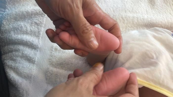 thanh thuy huong dan cach massage cho con tai nha