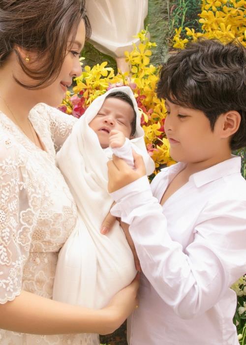 vang mat duc thinh thanh thuy dua con trai di nha tho lam le rua toi