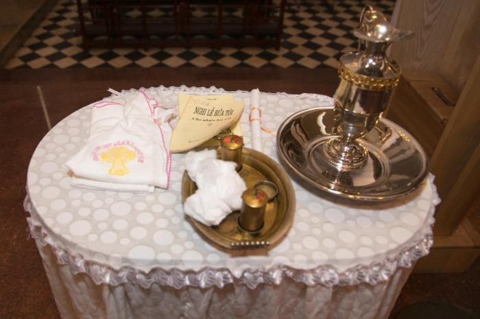 vang mat duc thinh thanh thuy dua con trai di nha tho lam le rua toi