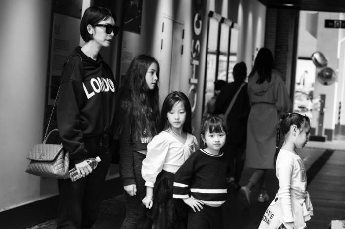 xuan lan dua 4 hoc tro nhi sai buoc tren san dien thoi trang the gioi