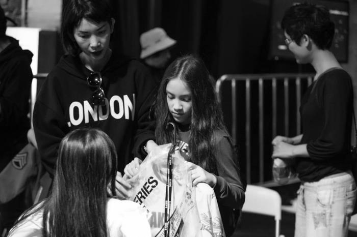 xuan lan dua 4 hoc tro nhi sai buoc tren san dien thoi trang the gioi