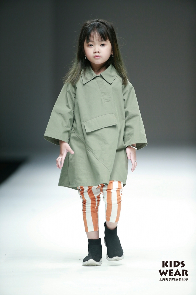 xuan lan dua 4 hoc tro nhi sai buoc tren san dien thoi trang the gioi