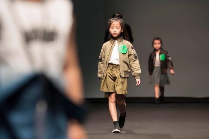 xuan lan dua 4 hoc tro nhi sai buoc tren san dien thoi trang the gioi