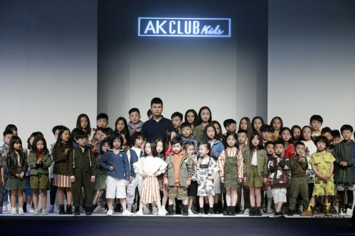 xuan lan dua 4 hoc tro nhi sai buoc tren san dien thoi trang the gioi